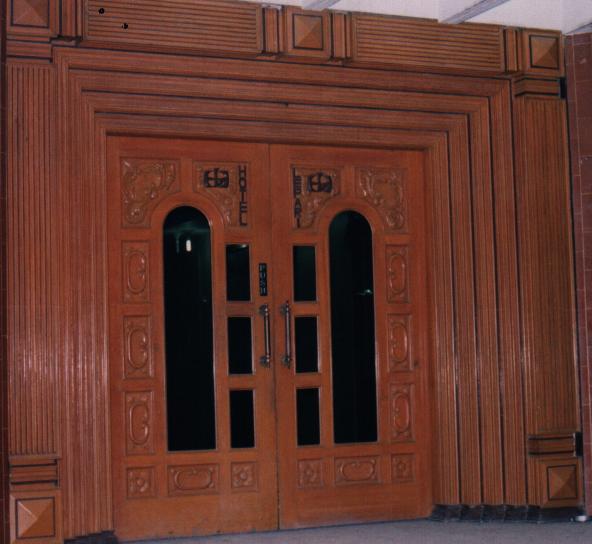 Lepari Hotem Entrance